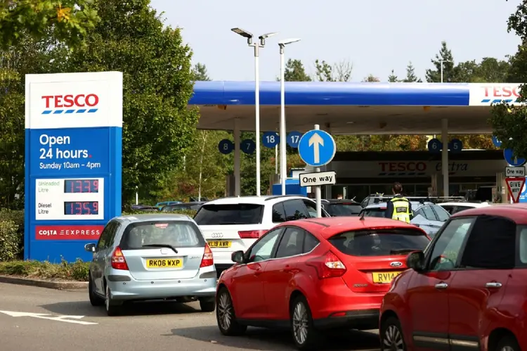 Reino Unido: Filas em posto de gasolina de Camberley, perto de Londres, em 26 de setembro de 2021 (AFP/AFP)
