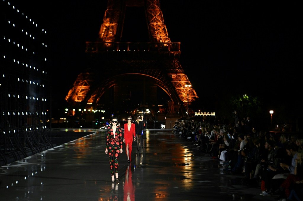 Saint Laurent volta à Semana de Moda de Paris