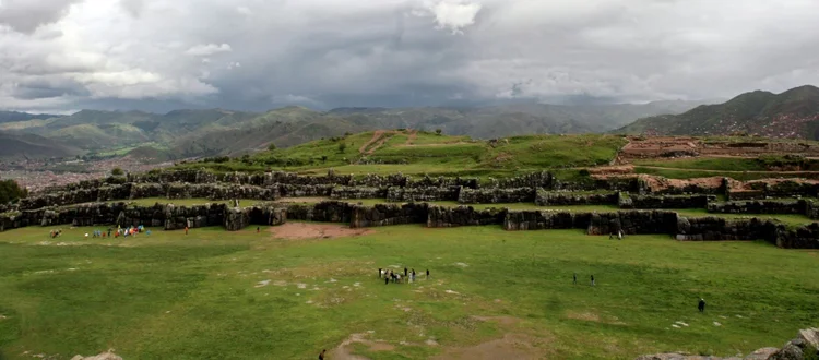 Vista da fortaleza de Sacsayhuaman (Reprodução/AFP)