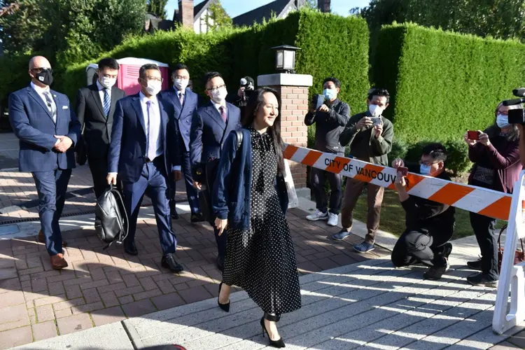 A diretora financeira da Huawei, Meng Wanzhou, sai de sua casa em Vancouver, Canadá, para comparecer a uma audiência de extradição

 (AFP/AFP)