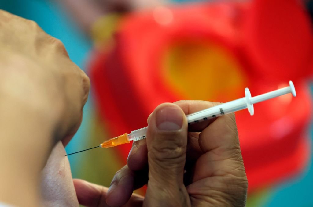França suspende 3 mil profissionais da saúde não vacinados contra covid