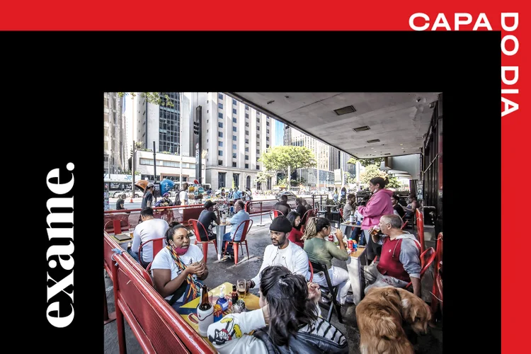 Pessoas comendo em restaurante na Avenida Paulista. Máscara é obrigatória ao sair do estabelecimento. (Jonne Roriz/Bloomberg/Getty Images)