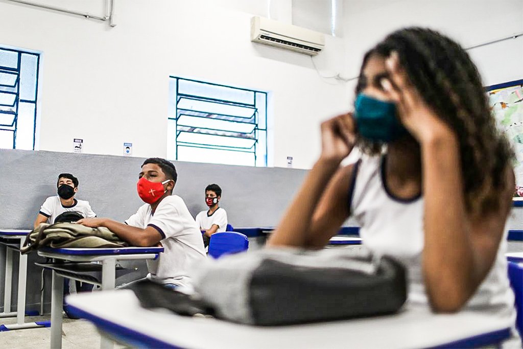 SP: alta de casos de covid faz escolas cancelarem aulas e exigirem máscara
