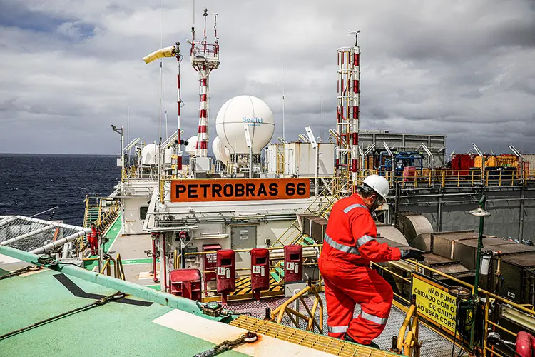 Um trabalhador caminha dentro da plataforma petrolífera Petrobras P-66 no offshore da Bacia de Santos no Rio de Janeiro, Brasil, em 5 de setembro de 2018.  (Pilar Olivares/Reuters)