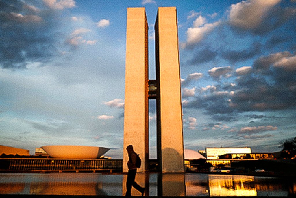 Vacinação de crianças e veto ao Refis são destaques da semana em Brasília