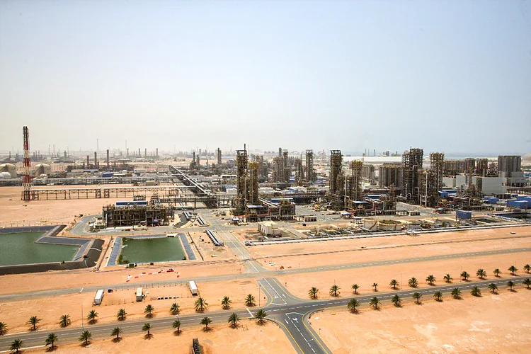 Vista de instalação petroquímica da ADNOC, nos Emirabos Árabes Unidos (Christopher Pike/Reuters)