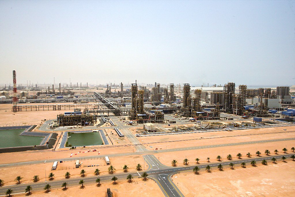 Petroleira ADNOC salta mais de 30% na estreia do maior IPO de Abu Dabi