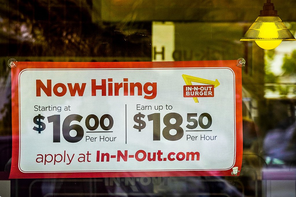Pedidos de auxílio-desemprego nos EUA caem mas dispensas aumentam