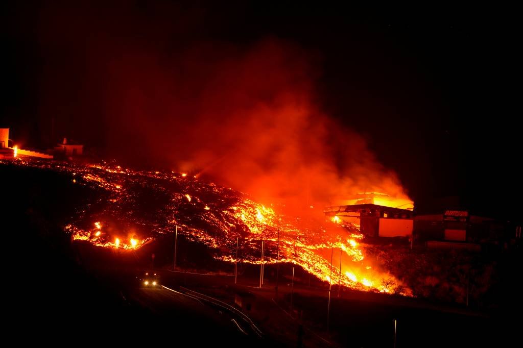 Lava vulcânica em La Palma, na Espanha, engole mais casas e terras