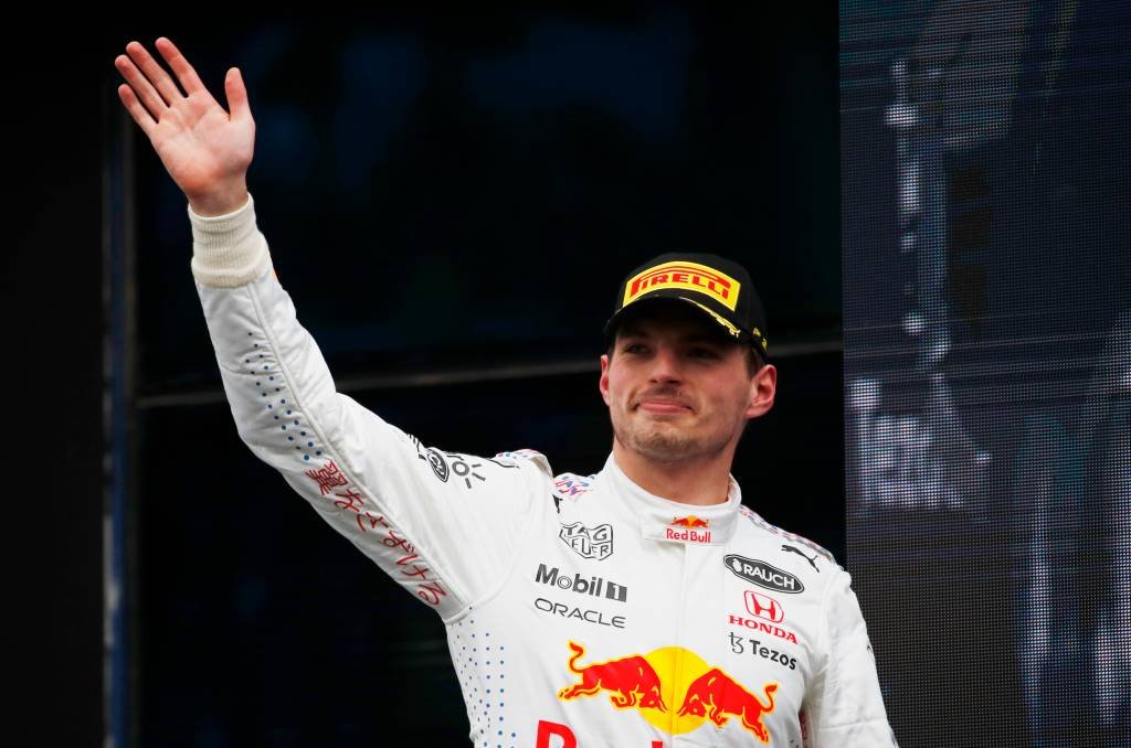 Verstappen volta à liderança da F1, mas Hamilton ganha impulso