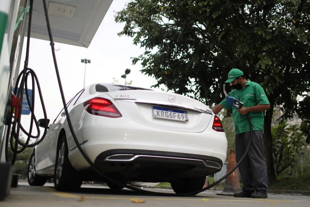 Com alta do petróleo, defasagem do preço da gasolina já é de 24%