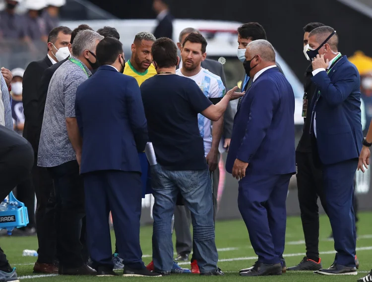Messi e Neymar durante interrupção de jogo entre Brasil e Argentina em São Paulo. (Amanda Perobelli/Reuters)