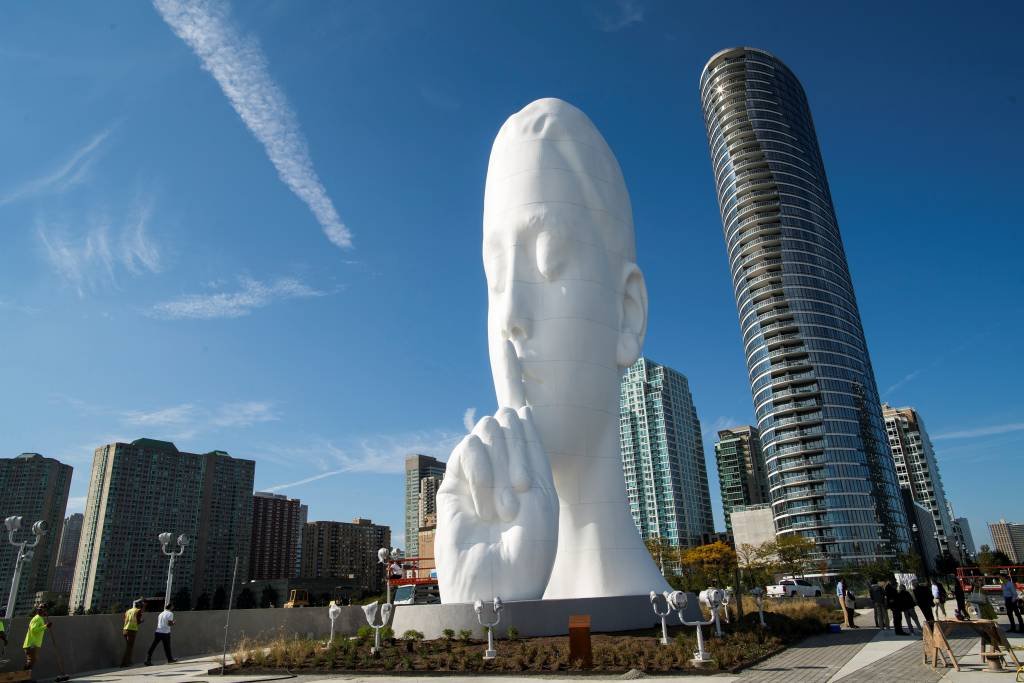 Escultura branca maciça em Nova York convida a "ouvir o silêncio da água"