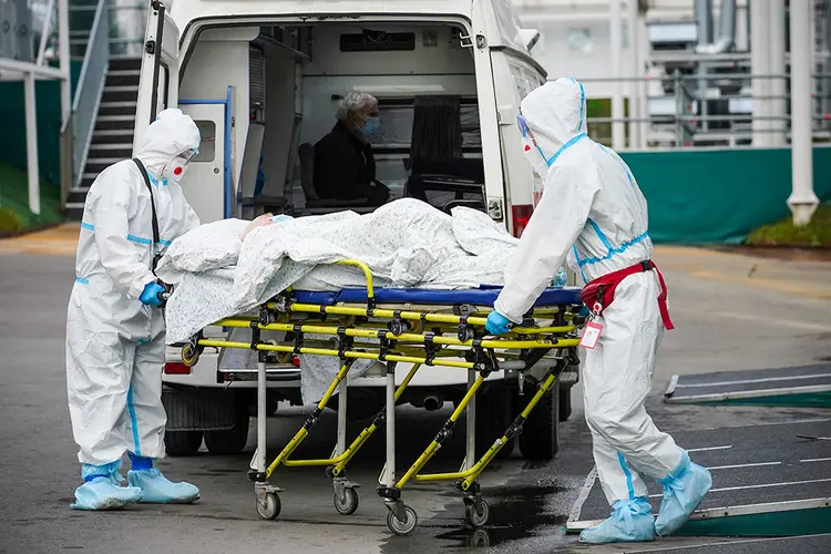 Paciente é transportado do lado de fora de hospital para infectados com o coronavírus em Moscou (Tatyana Makeyeva/Reuters)