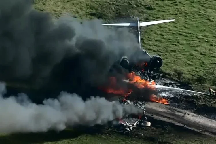 Um avião com 21 pessoas a bordo caiu nesta terça-feira ao decolar perto de Houston, Texas, e todos os passageiros e a tripulação conseguiram sair da aeronave antes que se incendiasse, informaram os bombeiros. (Reprodução/Reuters)