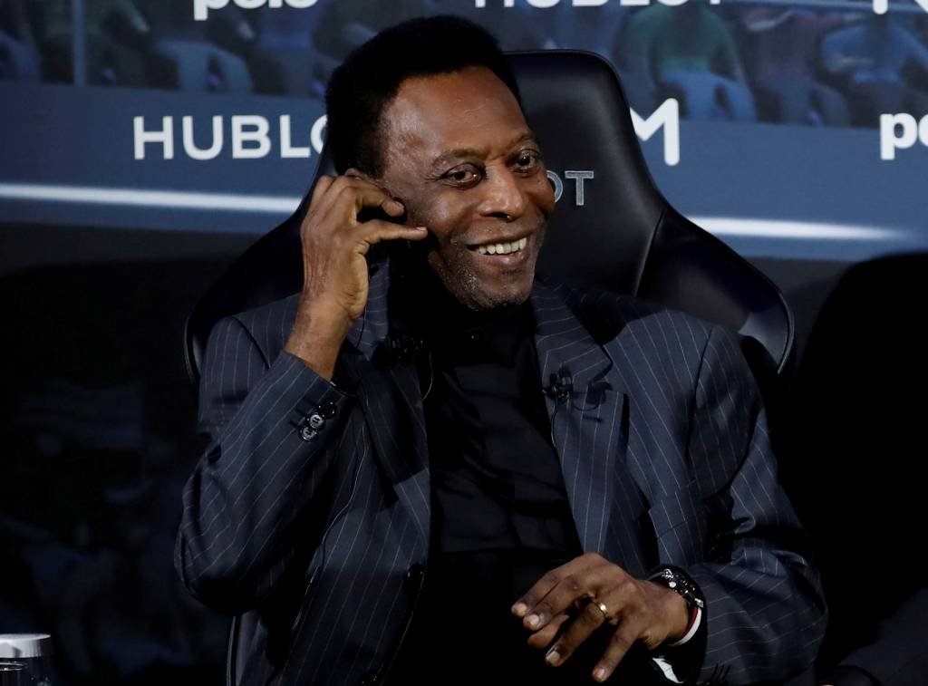 'A cada dia que passa estou mais perto do gol', diz Pelé após cirurgia