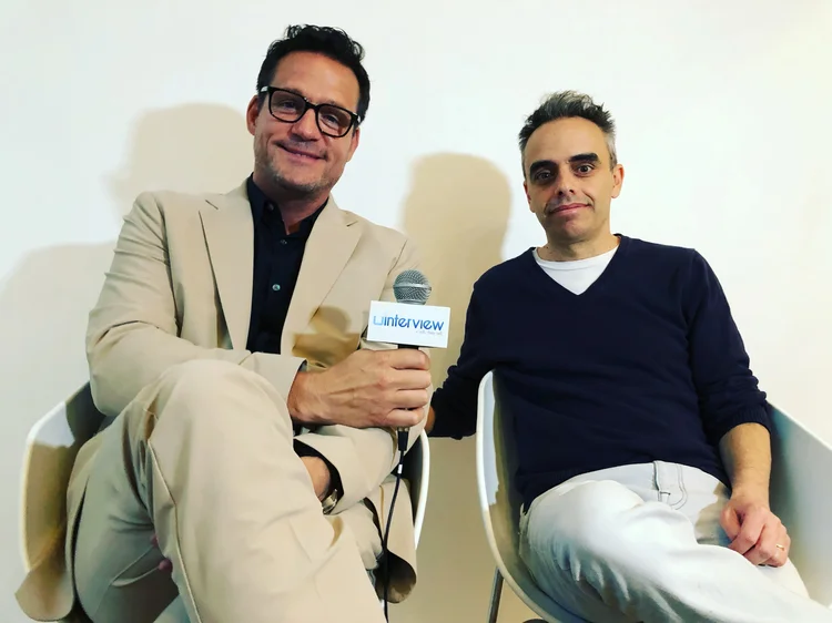 O diretor Joel Souza (direita) é fotografado com Josh Hopkins durante  entrevista  (Erik Meers / uInterview.com / Folheto/Reuters)