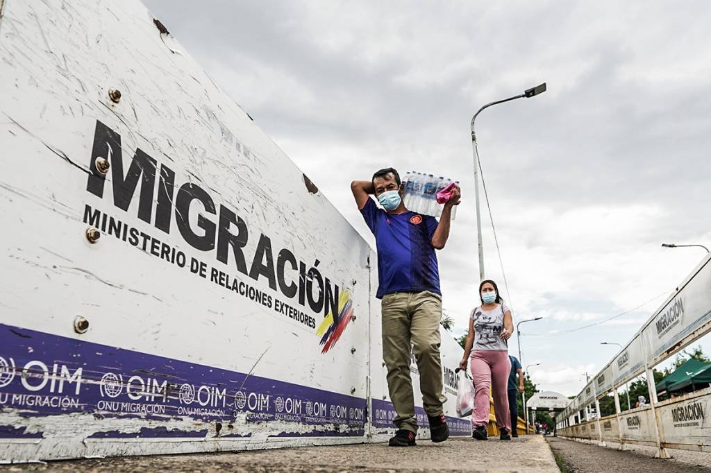 Colômbia vê influxo de imigrantes com reabertura de fronteira da Venezuela