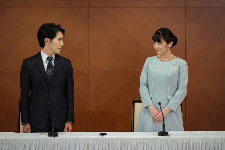 Princesa japonesa Mako e Kei Komuro durante entrevista coletiva em Tóquio. (Nicolas Datiche/Pool/Reuters)