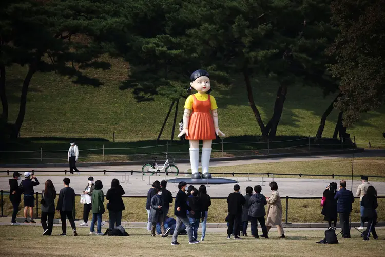 Boneca gigante da série da Netflix "Round 6" em parque de Seul. (Kim Hong-Ji/Reuters)