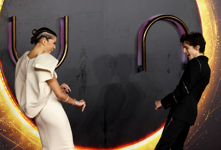 Zendaya e Timothee Chalamet interagem antes de exibição de "Duna" em Londres.  (Tom Nicholson/Reuters)