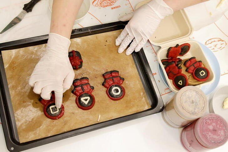 Estúdio de culinária cria biscoitos para cães inspirados em "Round 6"