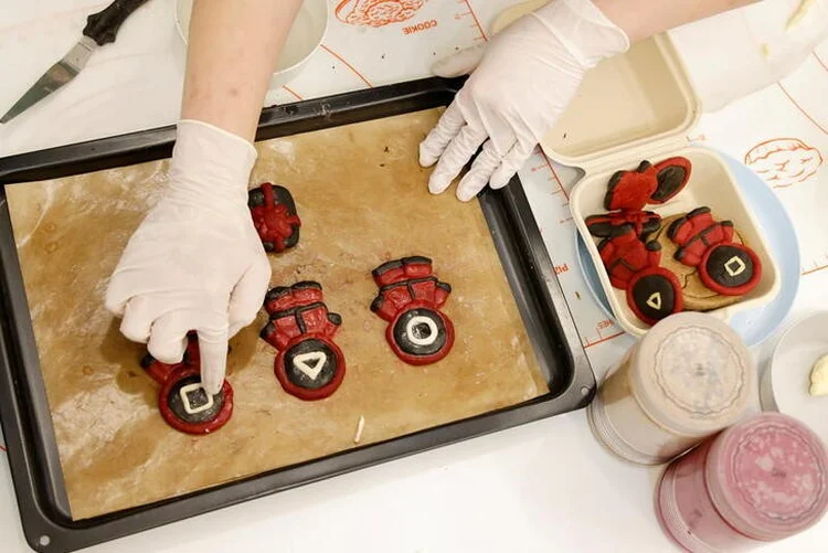 Lee Jin-sun, dona da loja, produz cookies para cães inspirados na série "Round 6" da Netflix em uma loja de animais de estimação em Seul, Coreia do Sul. (Heo Ran/Reuters)