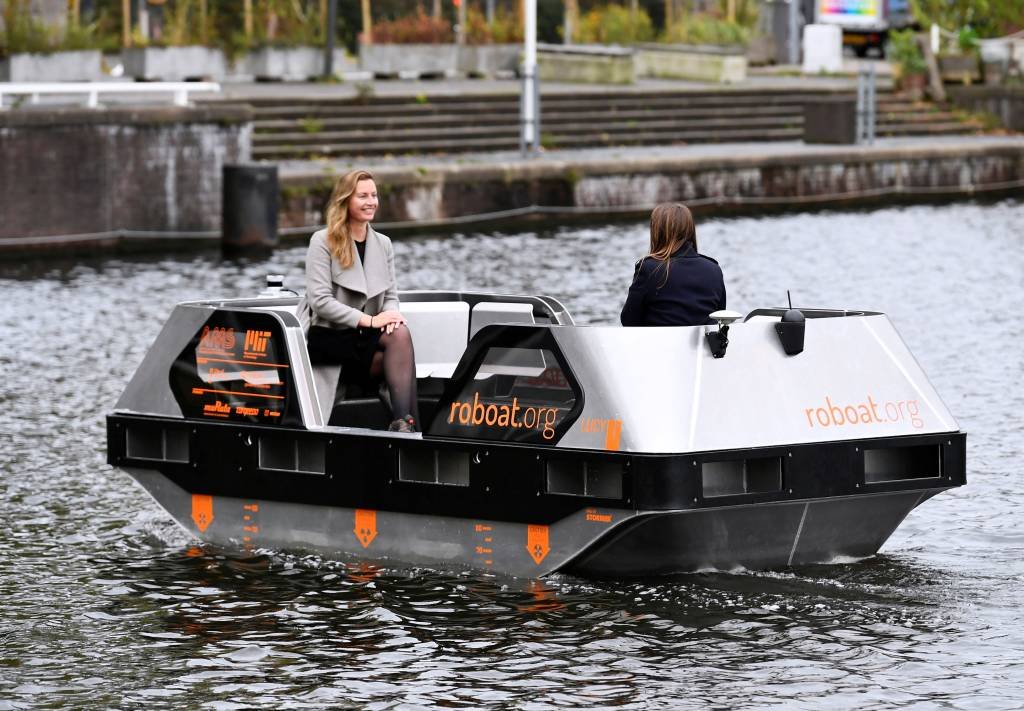 Pesquisadores experimentam barcos autônomos, os '' Roboats'' nas vias navegáveis de Amsterdã, na Holanda (Reuters/Piroschka van de Wouw)