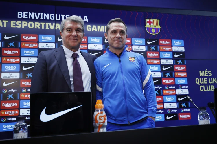Presidente do Barcelona, Joan Laporta, e treinador interino Sergi Barjuan. (Albert Gea/Reuters)