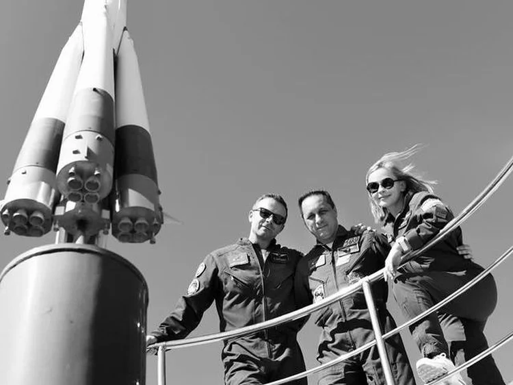O cineasta russo Klim Shipenko e a atriz Yulia Peresild, que gravaram por 12 dias na Estação Espacial Internacional (Reprodução/Instagram)