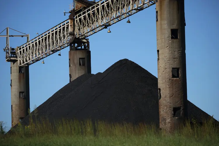 Monte de carvão da Peabody Energy Francisco no estado de Indiana, nos Estados Unidos; preço da matéria-prima dispara em meio à crise energética global | Foto: Luke Sharrett/Bloomberg (Luke Sharrett/Bloomberg)