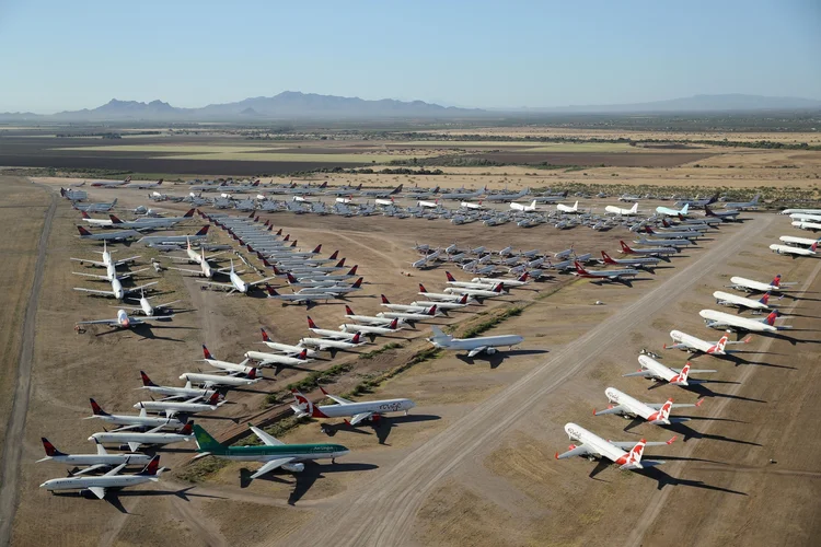 Aviões parados por falta de passageiros em Tucson, no Arizona (EUA), no início da pandemia (Christian Petersen/Bloomberg/Getty Images)