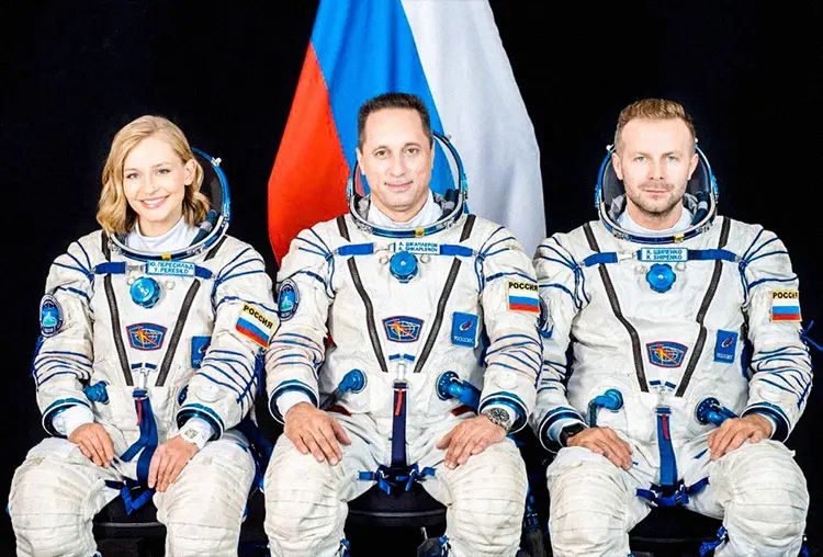 Atriz Yulia Peresild, cosmonauta Klim Shipenko e diretor Klim Shipenko (Roscosmos/Divulgação)