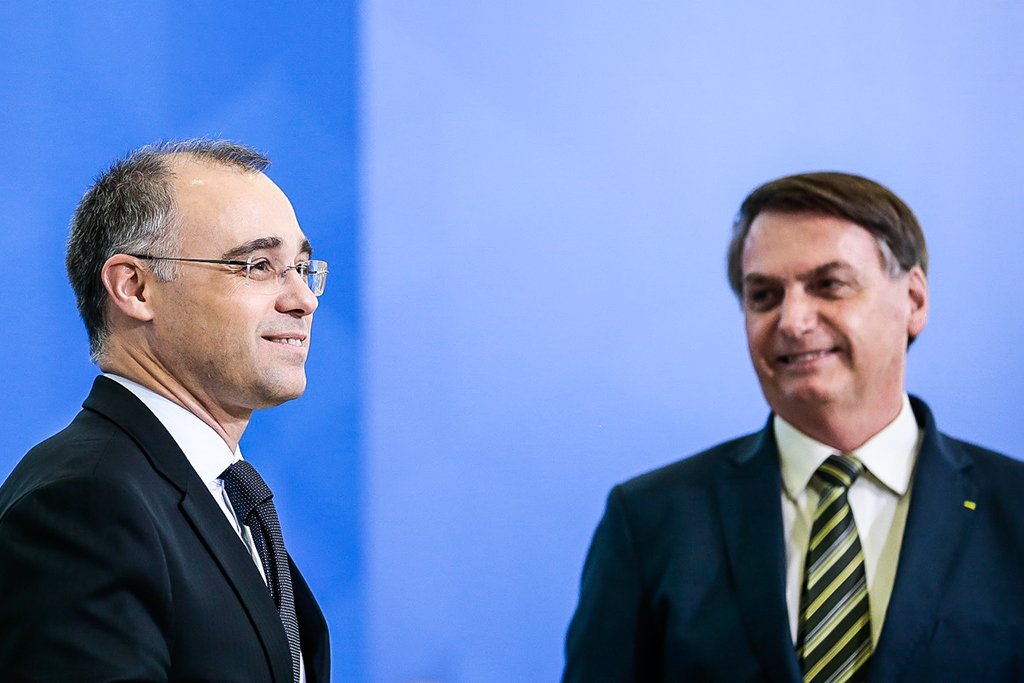 Bolsonaro critica Alcolumbre por demora na sabatina de Mendonça