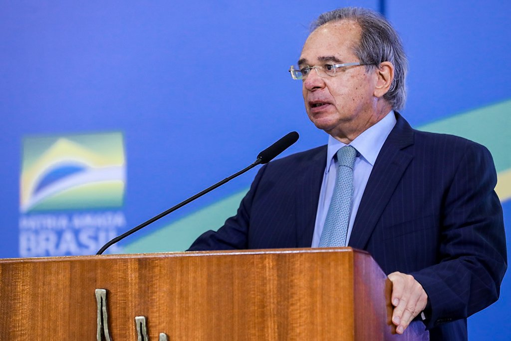 Governo discute capitalizar fundo de combustíveis com ações, diz Guedes