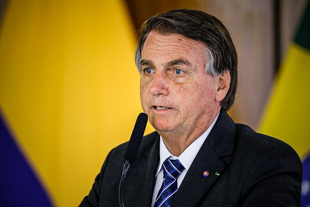 Bolsonaro quer mudar lei para governo decidir sobre passaporte da vacina