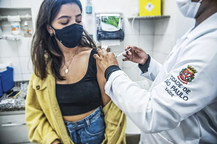 Posto de vacinação em São Paulo: com quase 130 milhões de pessoas completamente imunizadas, a pandemia deixou de ser a maior preocupação dos brasileiros (Leandro Fonseca/Exame)