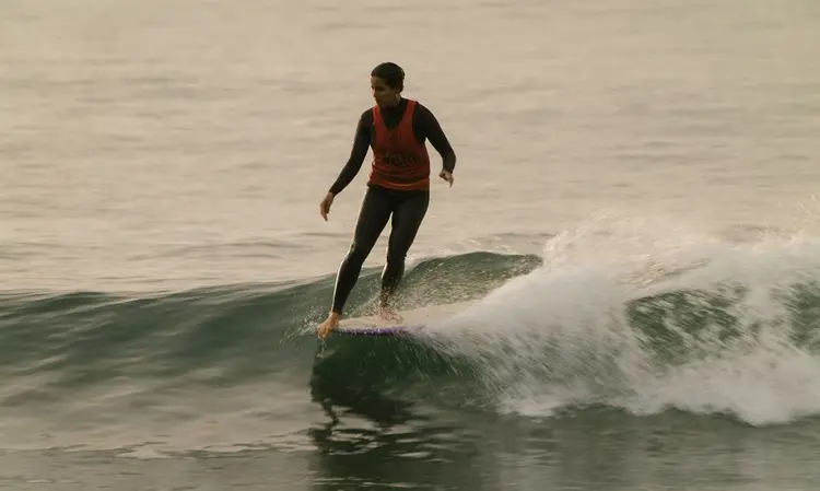 A surfista carioca Chloe Calmon (Thomas Lodin/World Surf League/Reprodução)
