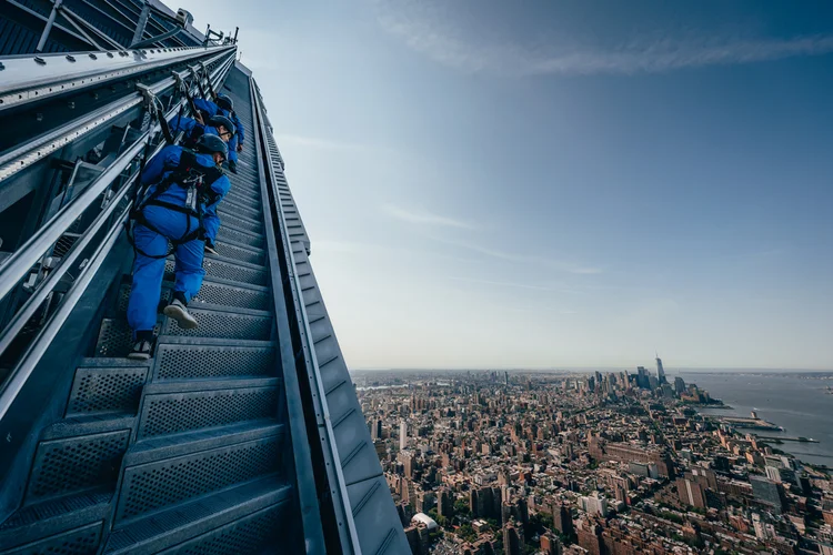 O “City Climb” está localizado acima do Edge e inclui plataformas e escadas que variam de 365 a 387 metros de altura.  (Edge/Divulgação)