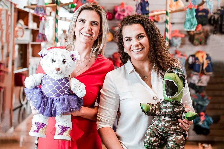 Veronica Sella e Natiele Krassmann, fundadoras da Criamigos: loja de bichinhos de pelúcia quer resgatar valor dos brinquedos (Criamigos/Divulgação)