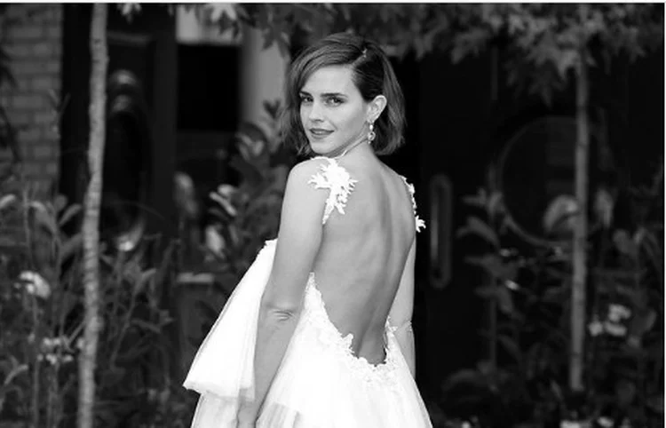 Atriz Emma Watson usa look criado a partir de um antigo vestido de noiva. (Instagram @/britishvogue/Reprodução)