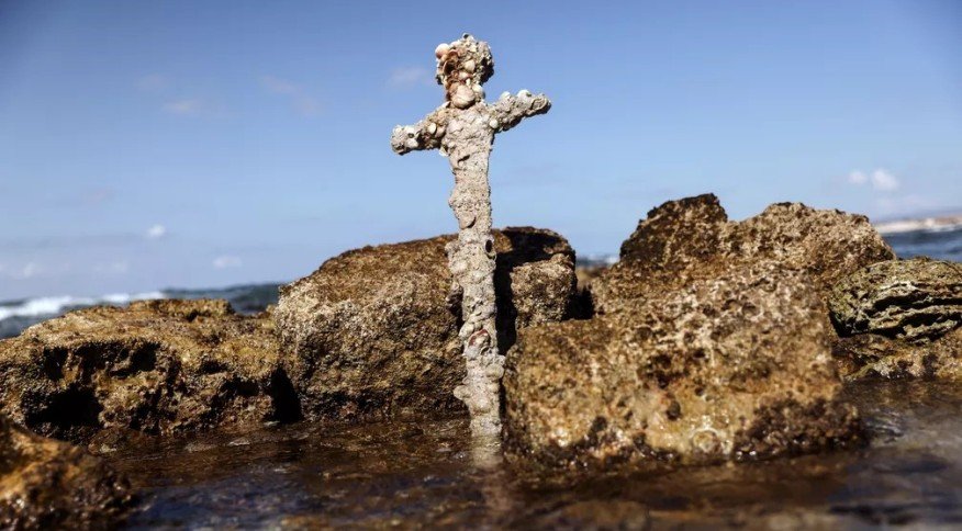 Mergulhador encontra, por acaso, espada de cavaleiro das Cruzadas