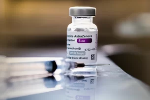 AstraZeneca admite efeito colateral raro da vacina contra covid-19