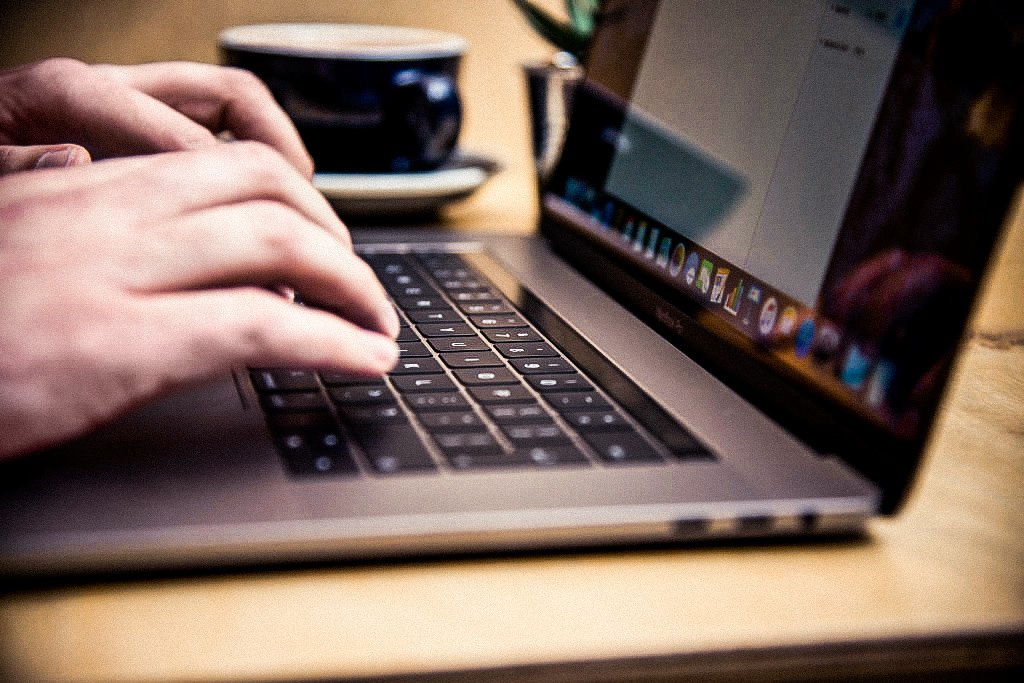 MacBook Pro: versões de 14 e 16 polegadas devem receber repaginada nesta segunda (James Sheppard/Future/Getty Images)
