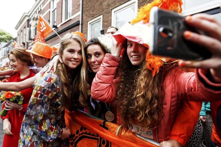 Princesa Amalia (segunda a partir da esquerda) posa para uma selfie com súditas durante as comemorações do Dia do Rei na Holanda, em 2019 (KOEN VAN WEEL/ANP/AFP/Getty Images)
