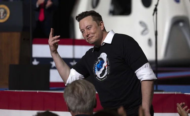 Elon Musk, fundador da SpaceX, após o lançamento bem-sucedido do foguete SpaceX Falcon 9 com a nave tripulada Crew Dragon no Kennedy Space Center, em 30 de maio de 2020, no Cabo Canaveral, Flórida. (Saul Martinez/Getty Images)