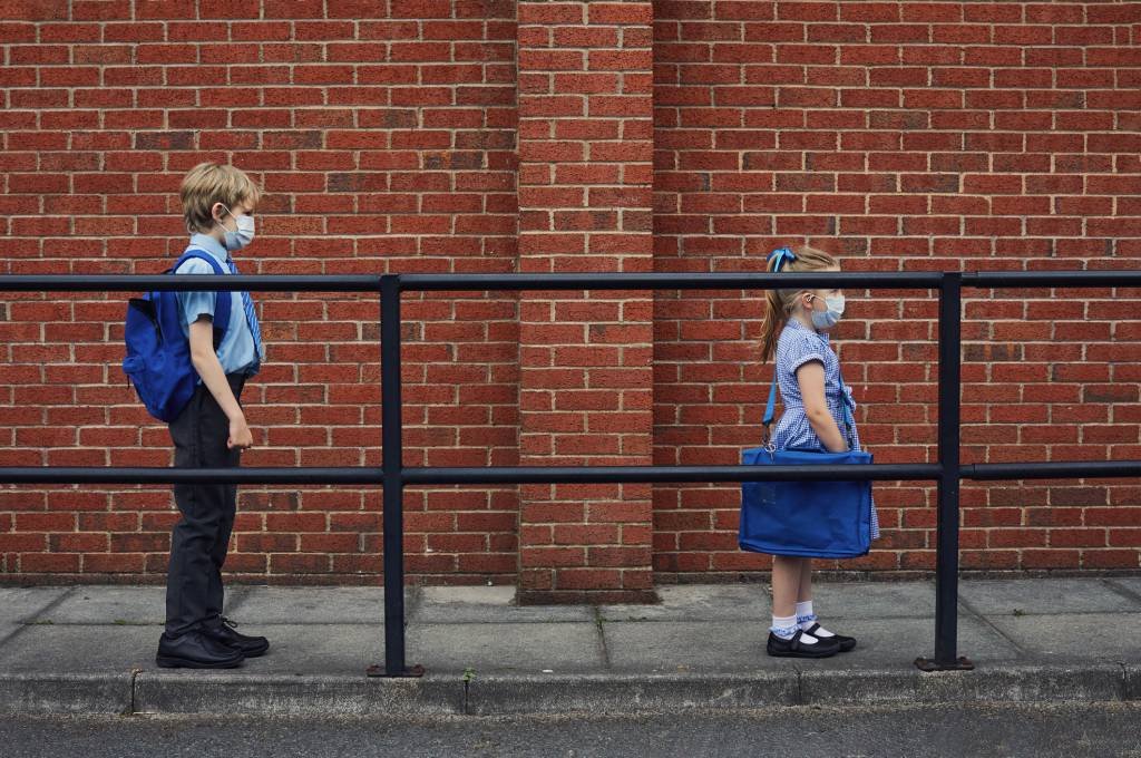 Casos de covid aumentam em crianças com idade escolar no Reino Unido