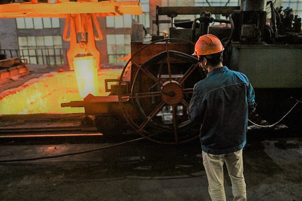 Produção de aço em fábrica da Tiangong International, em Zhenjiang, leste da China | Foto: Hector Retamal/AFP via Getty Images (HECTOR RETAMAL/AFP via/Getty Images)