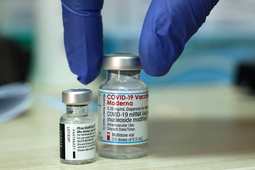 Vacina da Moderna: terceira dose garantiu maior proteção contra Ômicron, diz empresa (HAZEM BADER/AFP/AFP)