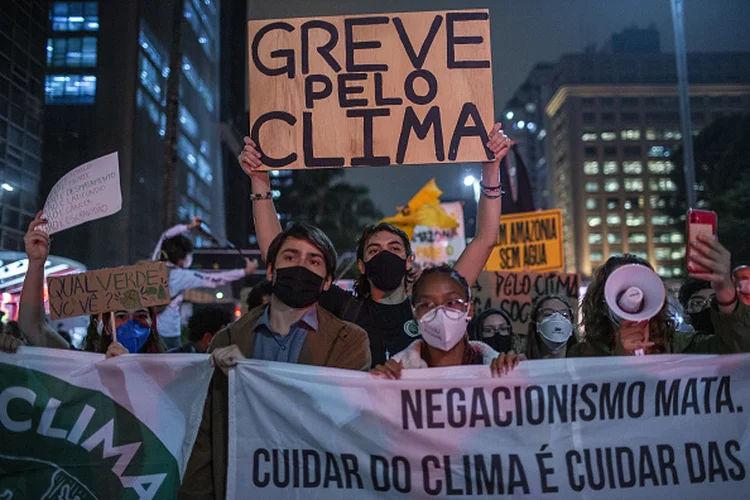 Manifestantes se reúnem para protesto, em São Paulo, Brasil, na sexta-feira, 24 de setembro de 2021. Eventos climáticos extremos estão afetando hidroeletricidade em todo o mundo este ano. Barragens estão secando no Brasil e no oeste dos EUA devido às secas (Victor Moriyama/Getty Images)